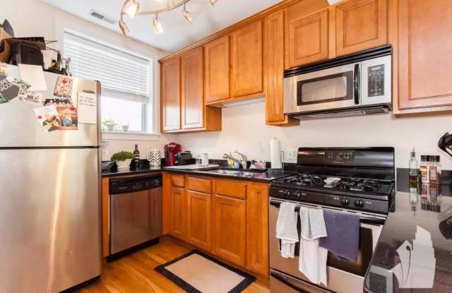 1516 W Waveland Gallery 3