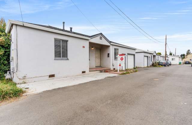 Standalone 1 Bed / 1 Bath Cottage Unit with Attached Garage! photos photos Standalone 1 Bed / 1 Bath Cottage Unit with Attached Garage! photos photos