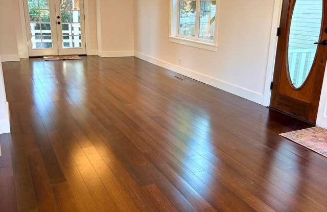 Charming  Updated Phinney Ridge Bungalow! Gallery 4