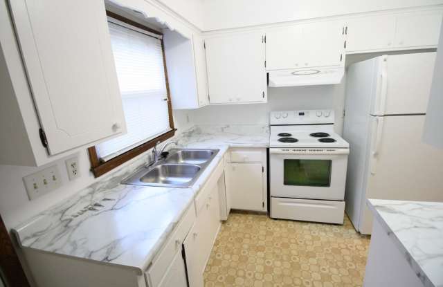 BEAUTIFUL 2 BEDROOM/1 BATHROOM TOWNHOME CLOSE TO MALL OF AMERICA - AVAILABLE 5/01 - $1,600/month Gallery 3