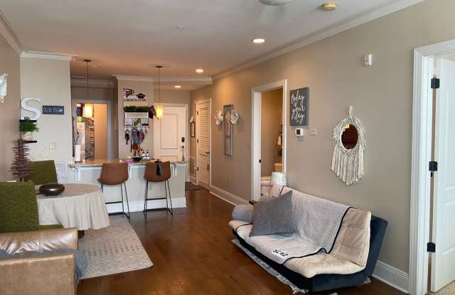 1 BED | 1 BATH | AMAZING LOCATION! - 5 Whitaker Street, Savannah, GA 31401