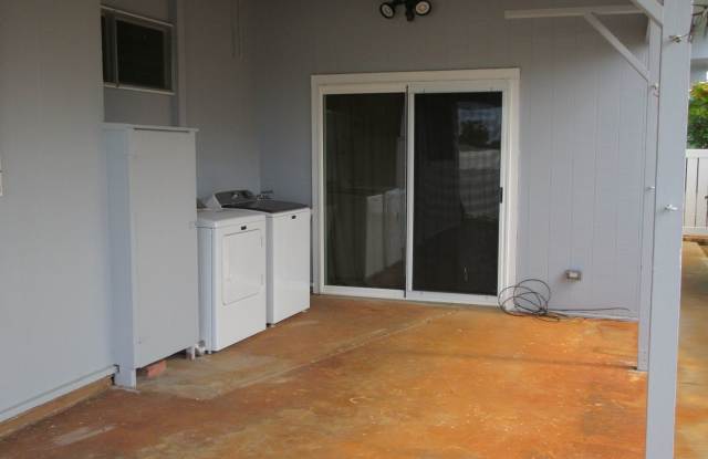 Pearl City, 3 bed, 2 bath house, classic with modern upgrades! Gallery 3