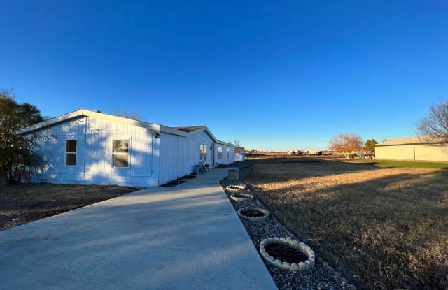 Country living close to town on 1 acre! photos photos