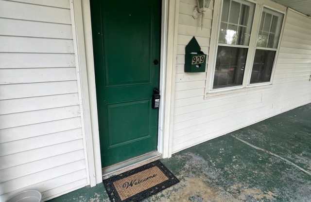 909 Bryan Street - MOVE IN SPECIAL - $250 OFF FIRST MONTH'S RENT IF APPROVED BEFORE 9-15-2026! photos photos