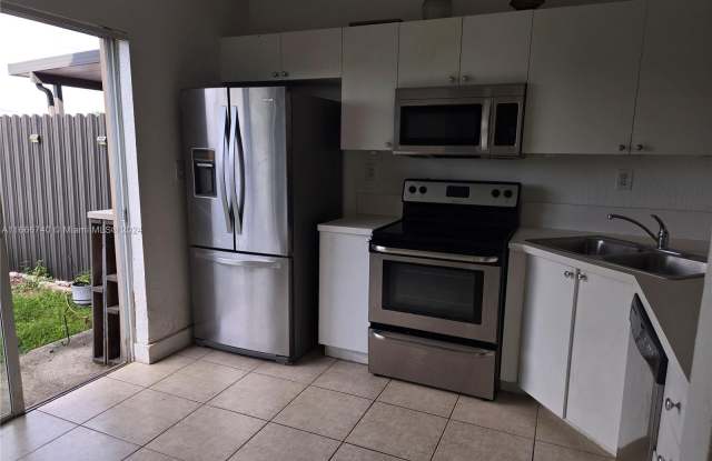 17030 SW 138th Ct Gallery 2