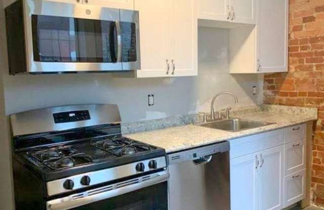Amazing Fully Renovated 5 Bedroom (or 6)/ Two Bathroom House with Central Air and Back Yard - Close to Pitt Campus Gallery 3