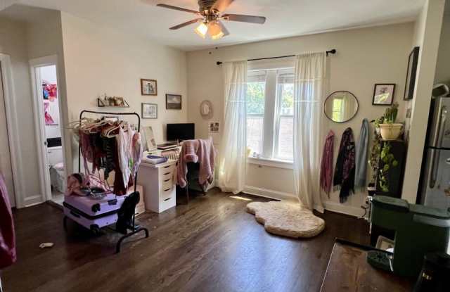 3709 N Hoyne Gallery 4