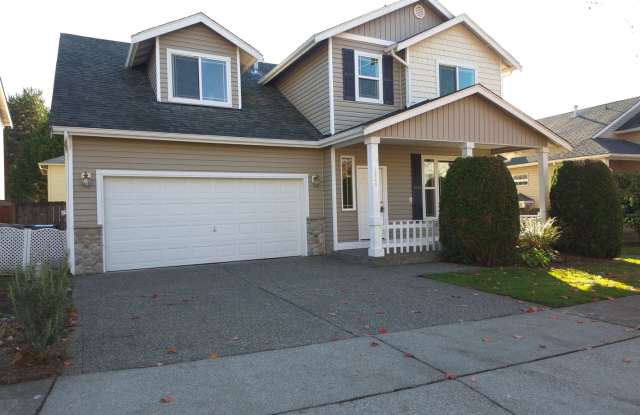 Large 4 Bedroom 2.5 bathroom Single Family Home in Larch Way Neighborhood, Lynnwood $3600 per/mo Gallery 1