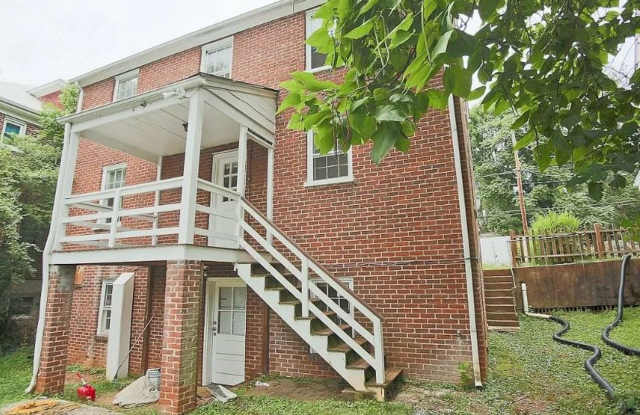2027-2028 School Year / 8 Bdrm / 3 Bath Steps from UVA Grounds Gallery 3