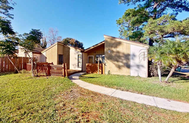 Great 3/2 patio home available now! photos photos