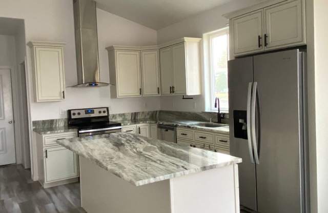 Nearly new 2 bedroom with garage Gallery 4