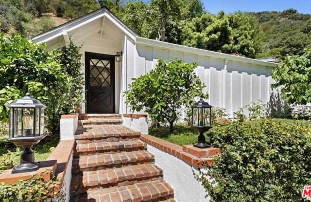 3933 Mandeville Canyon Rd Gallery 1