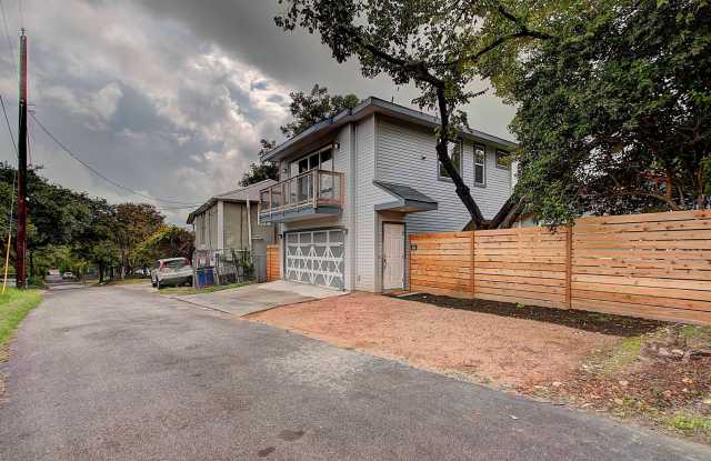 Charming Garage Apartment: Your Private Retreat with Modern Comforts and Stunning Views Awaits! Gallery 3