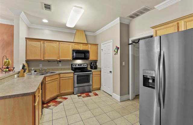 925 Spring Valley Plaza Gallery 4