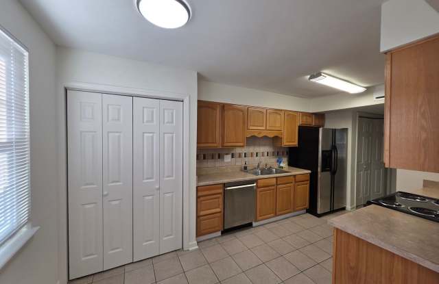 Beautiful Bellevue Townhome | 4 Bedrooms, 2 Living Areas, Pool, Tennis Clubhouse Gallery 4