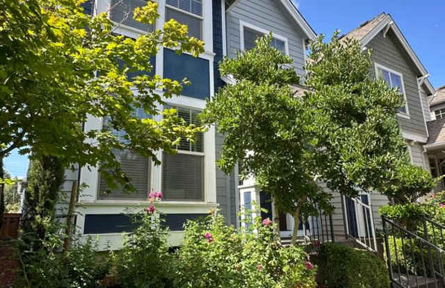Beautiful 3-Bedroom Home with Bonus Room! Pets ok, Air Conditioning! Gallery 4