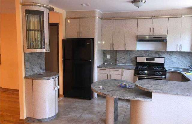 153-26 76 Road Gallery 4