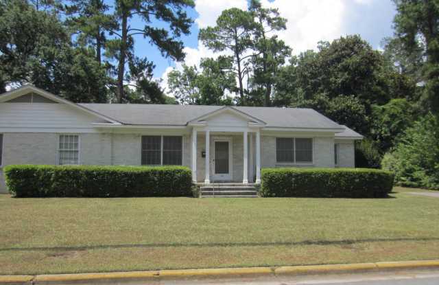 Charming 2BR/1BA Duplex Near VSU & SGMC – Lawncare Included! photos photos