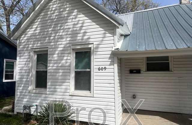 609 W 9th St photos photos