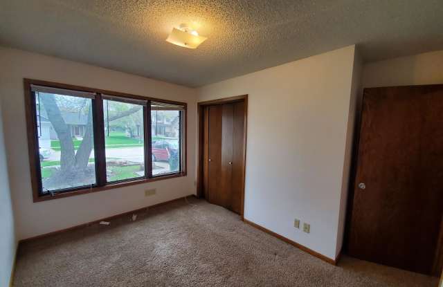 715 Stanwood - 715 Stanwood Drive, Cedar Falls, IA 50613