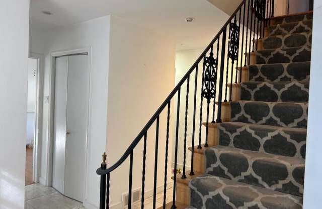 1129 W WYNNEWOOD ROAD Gallery 2