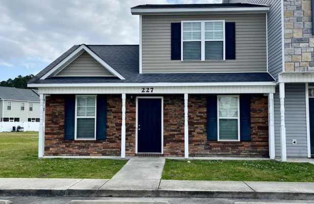 3BR 3BTH Townhome with Screened patio and fenced in YARD! - 227 Glenhaven Lane, Jacksonville, NC 28546