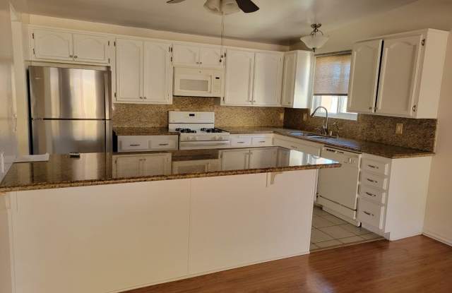 Lovely 3 bedroom home with a separate studio apartment Gallery 1