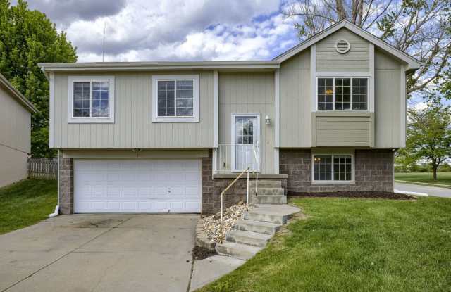 3 Bedroom In Coyote Run!! - 18904 T Circle, Douglas County, NE 68135
