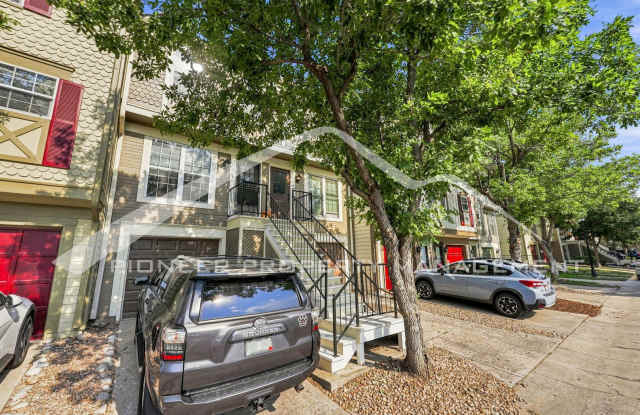 Spacious Townhouse with Central AC and Washer/Dryer Gallery 3