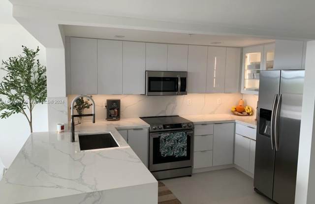 2555 Collins Ave photos photos