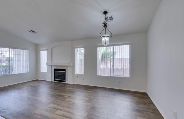 GORGEOUS SINGLE STORY HOME WITH TONS OF UPGRADES* Gallery 3