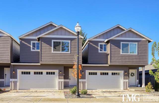 3 Bedroom 2.5 Bath End unit Townhome in Minnehaha w/ AC! photos photos
