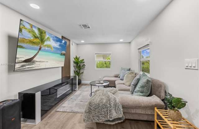6674 4th St photos photos