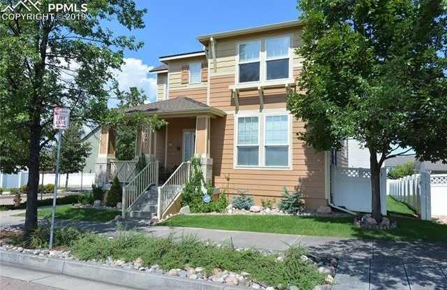 Large updated home with mountain views! Gallery 3