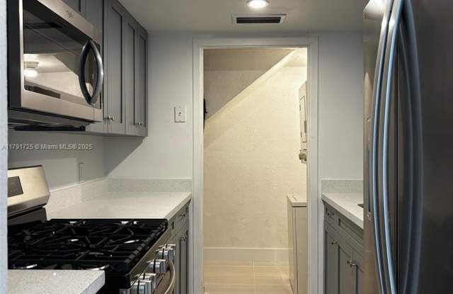 1305 W 53rd St photos photos