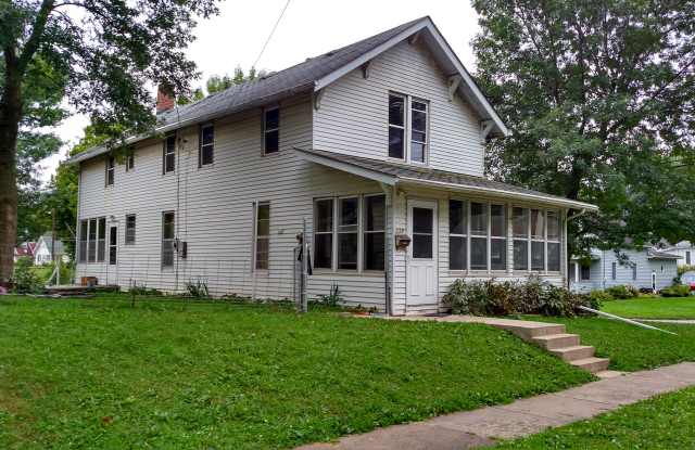339 S 6th Ave W - 339 South 6th Avenue West, Newton, IA 50208