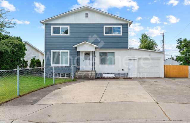 ** First month half off ** Beautiful 3 Bedroom Home - EV Charger - Pet Friendly Gallery 1