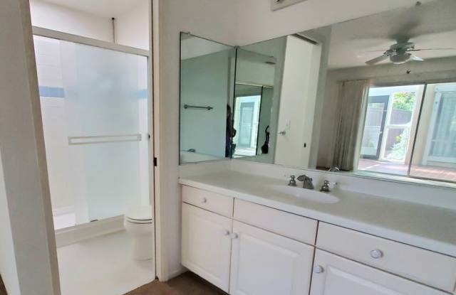 Spacious 4bd/2ba Condo with Double Car Garage Gallery 4