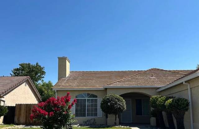 493 West Main Street - 493 West Main Street, Turlock, CA 95380