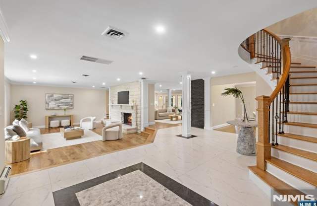 17 Deerhill Drive Gallery 2