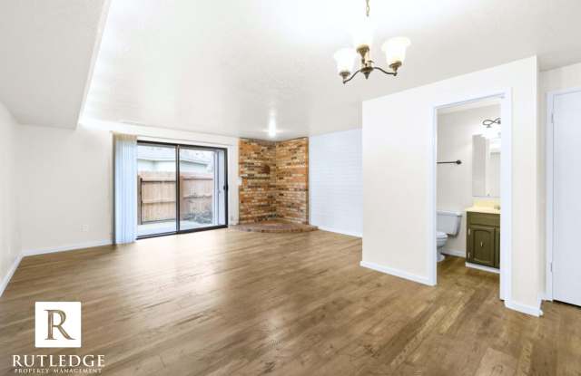 Cozy Quiet Townhome Community - 1359 Maple Leaf Court, Medford, OR 97504 Cozy Quiet Townhome Community - 1359 Maple Leaf Court, Medford, OR 97504