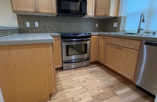 Highland Park Townhome w/ 3BR/2BA at over 1,000 Sq Ft! photos photos