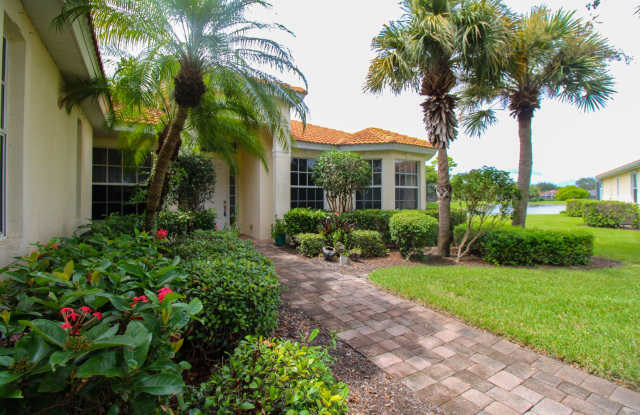 3-Bed + Den Home With Lake Views  Pet-Friendly! photos photos