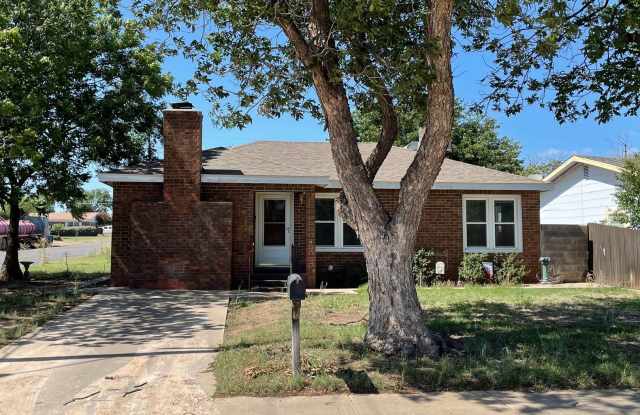 Cozy 3-Bed, 2-Bath Retreat in Serene Neighborhood with Family Room, Covered Patio  Storm Shelter photos photos