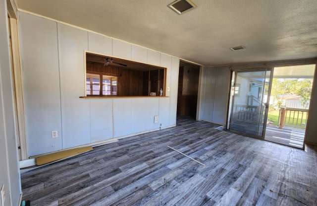 Discounted rent!.. 2 Bed 1 Bath Loaded with XTRA features! - 2220 Southeast 172nd Terrace, Marion County, FL 34488