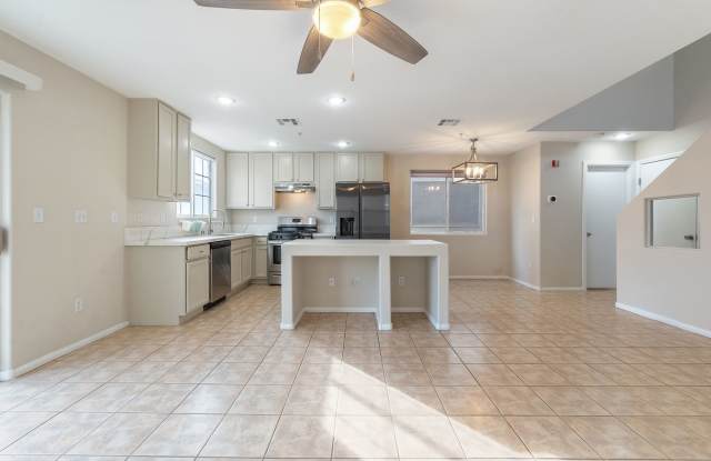 Stylish Gated Community 3 Bedroom Townhome with Solar & Community Amenities! Gallery 4