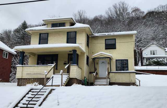 Four Bedroom Single Family Home in Bradford PA! Off Street Parking! - 189 Jackson Avenue, Bradford, PA 16701
