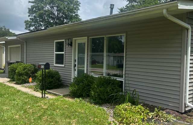 Charming 3 Bedroom Home with Garage & Fenced Yard Gallery 3