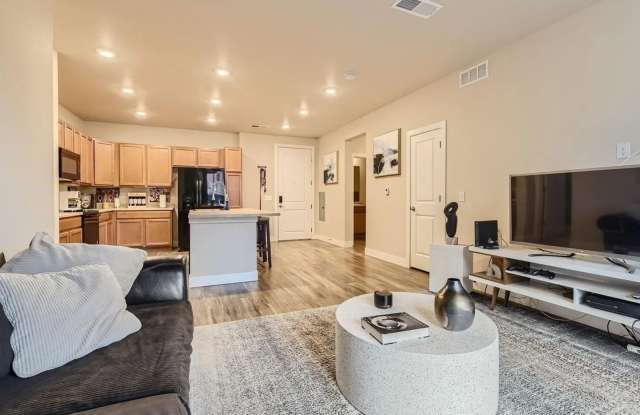 2 Bedroom Condo in Aurora Gallery 3