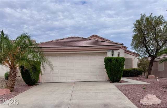 Beautiful 55+ Home with Vaulted Ceilings & Stainless Steel Kitchen Gallery 3